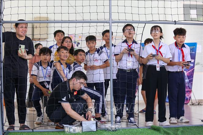 Học sinh điều khiển drone thi đấu, rèn luyện kỹ năng và tinh thần phối hợp nhóm. Ảnh: Giang Phương - TTXVN