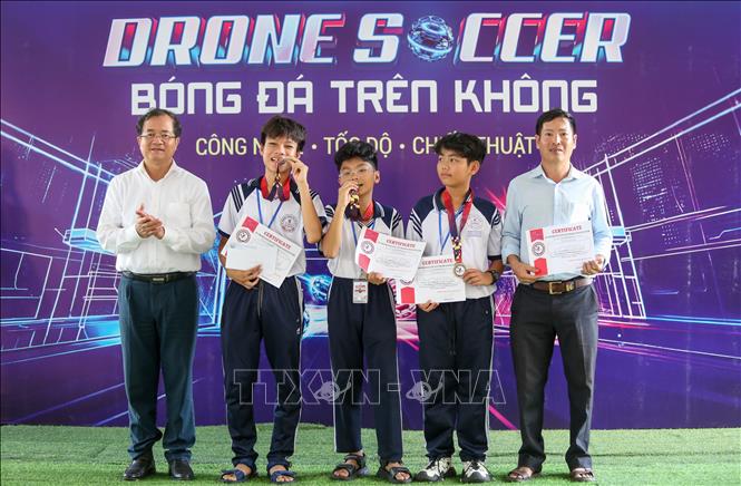 Ông Nguyễn Hồng Thanh, Phó Chủ tịch UBND tỉnh Tây Ninh, trao Giải Nhất cho đội thi xuất sắc. Ảnh: Giang Phương - TTXVN