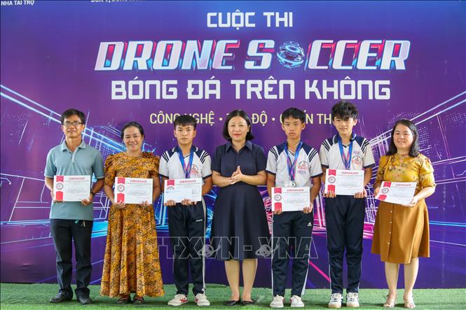 Bà Huỳnh Thị Hồng Nhung, Giám đốc Sở Khoa học và Công nghệ tỉnh Tây Ninh, trao Giải Nhì cho đội đạt thành tích cao. Ảnh: Giang Phương - TTXVN