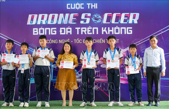 Ông Nguyễn Trung Hiếu, Phó Giám đốc Sở Khoa học và Công nghệ tỉnh Tây Ninh, trao Giải Ba cho đội thi. Ảnh: Giang Phương - TTXVN