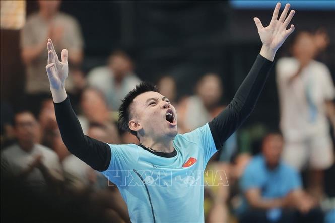Ở nội dung đơn nam, Lý Hoàng Nam thi đấu xuất sắc và giành chiến thắng 2-0 trước Trương Vinh Hiển, đoạt Cup vô địch. Ảnh: Minh Quyết - TTXVN