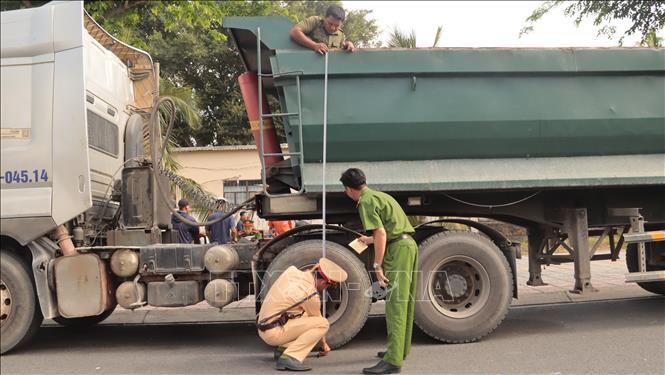 Lực lượng chức năng tập trung phát hiện và xử lý nghiêm các hành vi vi phạm phổ biến như thay đổi kết cấu trái phép, “cơi nới” thùng xe để chở quá tải - nguyên nhân hàng đầu gây hư hỏng hạ tầng giao thông. Ảnh: Huỳnh Sơn - TTXVN