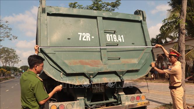 Lực lượng Cảnh sát giao thông Công an TP. Hồ Chí Minh hỗ trợ nghiệp vụ cho Công an phường Phú Mỹ kiểm tra kết cấu xe. Ảnh: Huỳnh Sơn - TTXVN