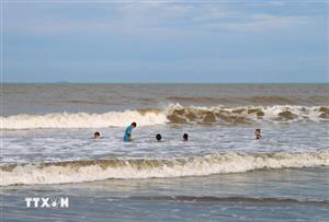 Gia Lai: Nhóm học sinh tắm biển, 1 em bị sóng cuốn trôi mất tích
