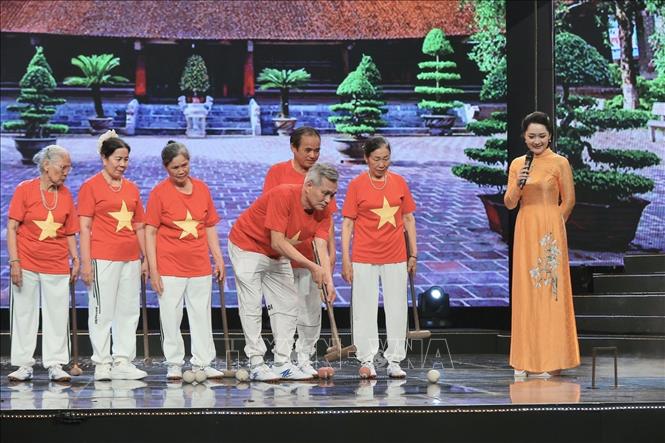 Chương trình giao lưu với CLB Bóng cửa xã Thuỵ Lâm (Hà Nội). Ảnh: Minh Quyết - TTXVN