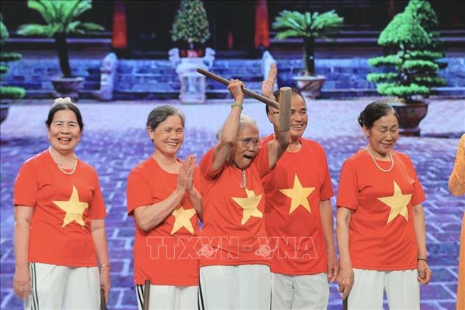 Chương trình giao lưu với CLB Bóng cửa xã Thuỵ Lâm (Hà Nội). Ảnh: Minh Quyết - TTXVN