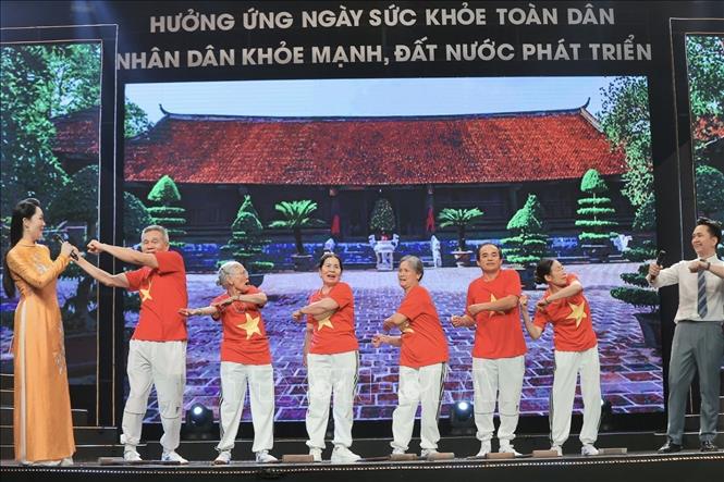 Chương trình giao lưu với CLB Bóng cửa xã Thuỵ Lâm (Hà Nội). Ảnh: Minh Quyết - TTXVN