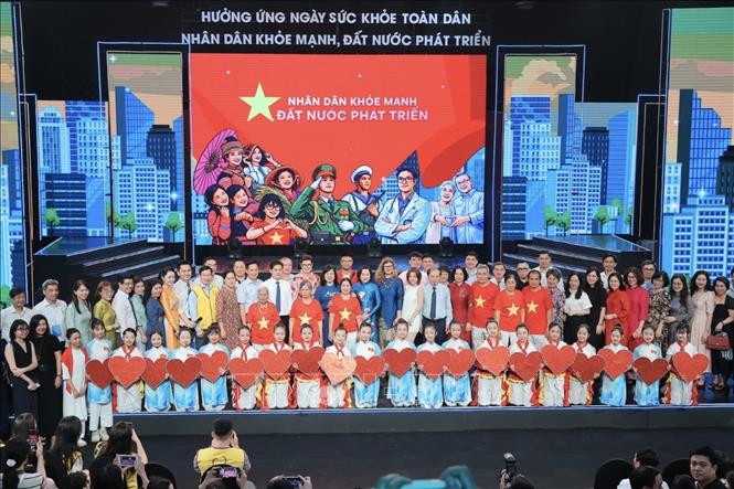 Đại biểu chụp ảnh chung tại chương trình. Ảnh: Minh Quyết - TTXVN