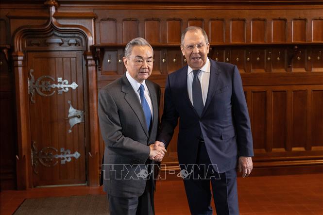 Ngoại trưởng Nga Sergey Lavrov (phải) hội đàm với Bộ trưởng Ngoại giao Trung Quốc Vương Nghị tại Moskva, ngày 1/4/2025. Ảnh: THX/TTXVN