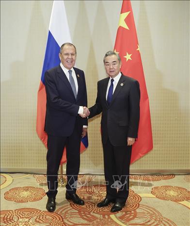 Ngoại trưởng Nga Sergey Lavrov (trái) trong cuộc gặp Bộ trưởng Ngoại giao Trung Quốc Vương Nghị tại Rio de Janeiro, Brazil. Ảnh: THX/TTXVN