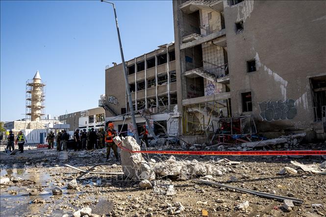 Lực lượng an ninh Israel điều tra tại hiện trường vụ tấn công bằng tên lửa từ Iran xuống thành phố Haifa, miền Bắc Israel. Ảnh: THX/TTXVN