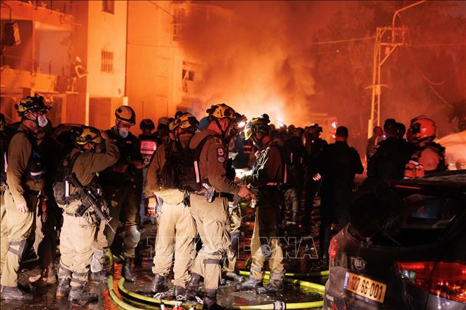 Lực lượng an ninh và cứu hộ Israel làm nhiệm vụ tại hiện trường vụ tấn công bằng tên lửa từ Iran xuống thành phố Haifa, miền Bắc Israel. Ảnh: THX/TTXVN