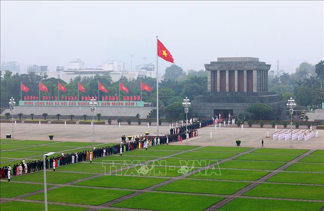 Đại biểu Quốc hội khóa XVI vào Lăng viếng Chủ tịch Hồ Chí Minh. Ảnh: Dương Giang - TTXVN