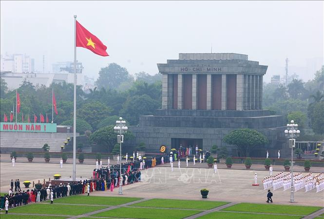 Đại biểu Quốc hội khóa XVI vào Lăng viếng Chủ tịch Hồ Chí Minh. Ảnh: Dương Giang - TTXVN