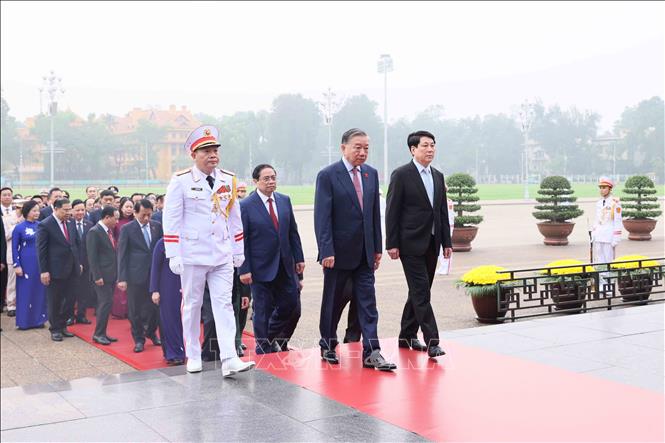 Tổng Bí thư Tô Lâm cùng các đồng chí Lãnh đạo Đảng, Nhà nước và Đại biểu Quốc hội khóa XVI vào Lăng viếng Chủ tịch Hồ Chí Minh. Ảnh: An Đăng - TTXVN
