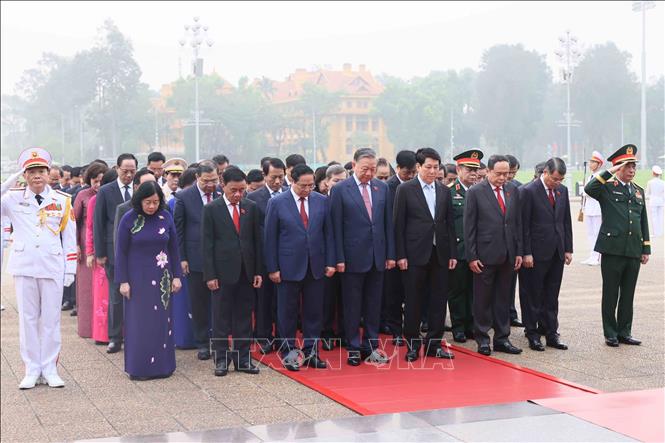 Tổng Bí thư Tô Lâm cùng các đồng chí Lãnh đạo Đảng, Nhà nước và Đại biểu Quốc hội khóa XVI kính cẩn tưởng niệm Chủ tịch Hồ Chí Minh. Ảnh: An Đăng - TTXVN