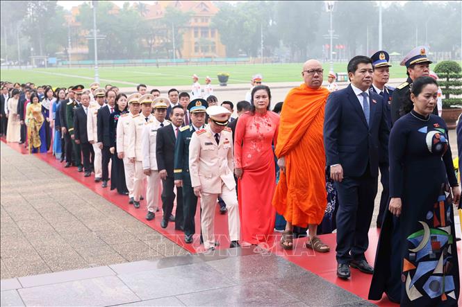 Các đại biểu Quốc hội khóa XVI vào Lăng viếng Chủ tịch Hồ Chí Minh. Ảnh: An Đăng - TTXVN