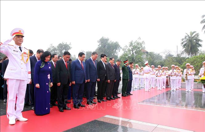 Lãnh đạo Đảng, Nhà nước và Đại biểu Quốc hội tưởng niệm các Anh hùng, liệt sĩ. Ảnh: Phạm Kiên - TTXVN