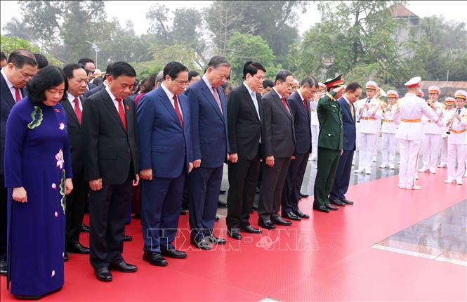 Lãnh đạo Đảng, Nhà nước và Đại biểu Quốc hội tưởng niệm các Anh hùng, liệt sĩ. Ảnh: Phạm Kiên - TTXVN