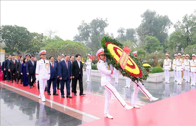 Lãnh đạo Đảng, Nhà nước và Đại biểu Quốc hội đặt vòng hoa tưởng niệm các Anh hùng, liệt sĩ. Ảnh: Phạm Kiên - TTXVN