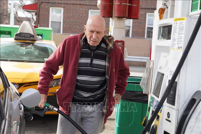 Người dân mua xăng tại trạm xăng ở New York, Mỹ. Ảnh: THX/TTXVN