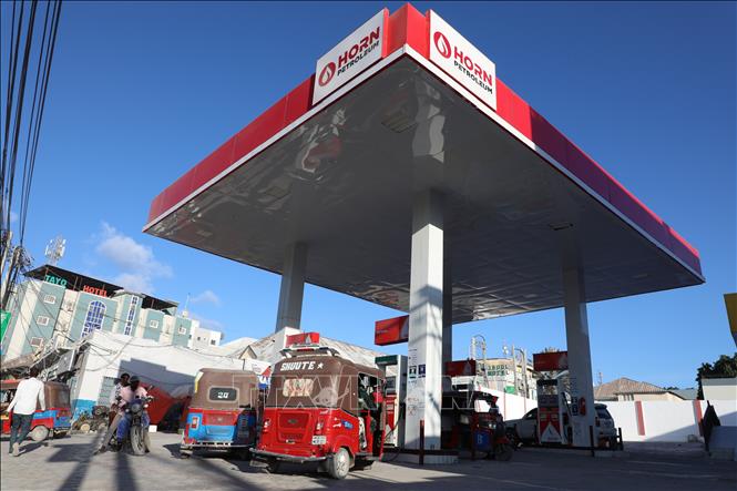 Một trạm xăng ở Mogadishu, Somalia. Ảnh: THX/TTXVN