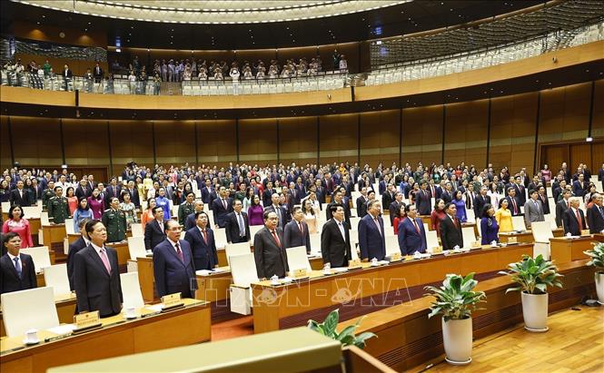 Tổng Bí thư Tô Lâm cùng các đồng chí lãnh đạo, nguyên lãnh đạo Đảng, Nhà nước và đại biểu Quốc hội thực hiện nghi thức chào cờ. Ảnh: Doãn Tấn - TTXVN