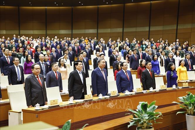 Tổng Bí thư Tô Lâm cùng các đồng chí lãnh đạo, nguyên lãnh đạo Đảng, Nhà nước và đại biểu Quốc hội thực hiện nghi thức chào cờ. Ảnh: Doãn Tấn - TTXVN