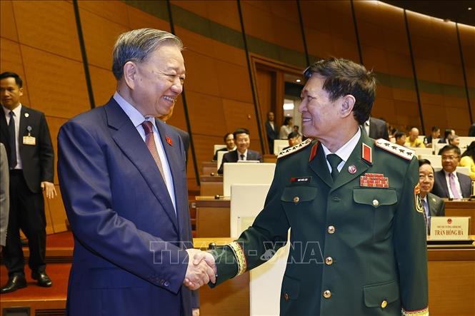 Tổng Bí thư Tô Lâm với đại biểu dự khai mạc Kỳ họp thứ Nhất, Quốc hội khóa XVI. Ảnh: Doãn Tấn - TTXVN