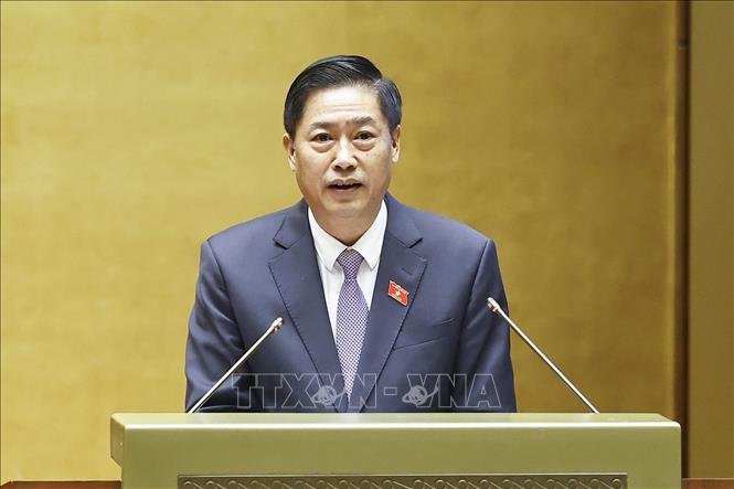 Chủ nhiệm Ủy ban Công tác đại biểu của Quốc hội Nguyễn Hữu Đông báo cáo kết quả xác nhận tư cách đại biểu Quốc hội khóa XVI. Ảnh: Doãn Tấn - TTXVN