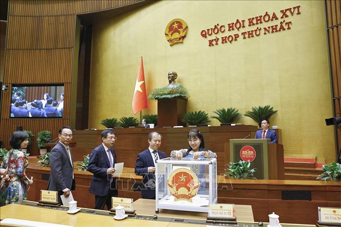 Đại biểu Quốc hội bỏ phiếu bầu Chủ tịch Quốc hội khoá XVI. Ảnh: Doãn Tấn - TTXVN