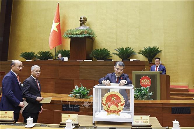 Đại biểu Quốc hội bỏ phiếu bầu Chủ tịch Quốc hội khoá XVI. Ảnh: Doãn Tấn - TTXVN