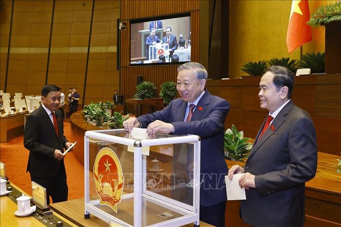 Tổng Bí thư Tô Lâm cùng các đại biểu Quốc hội bỏ phiếu bầu Chủ tịch Quốc hội khoá XVI. Ảnh: Doãn Tấn - TTXVN