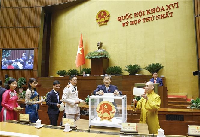 Đại biểu Quốc hội bỏ phiếu bầu Chủ tịch Quốc hội khoá XVI. Ảnh: Doãn Tấn - TTXVN