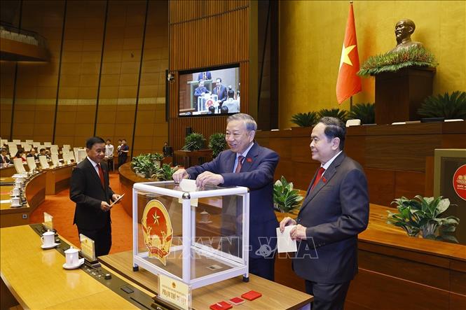 Tổng Bí thư Tô Lâm cùng các đại biểu Quốc hội tiến hành bỏ phiếu bầu Chủ tịch Quốc hội khoá XVI. Ảnh: Doãn Tấn - TTXVN