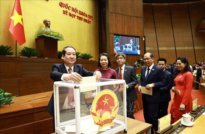 Đại biểu Quốc hội bỏ phiếu bầu Chủ tịch Quốc hội khoá XVI. Ảnh: Dương Giang-TTXVN 