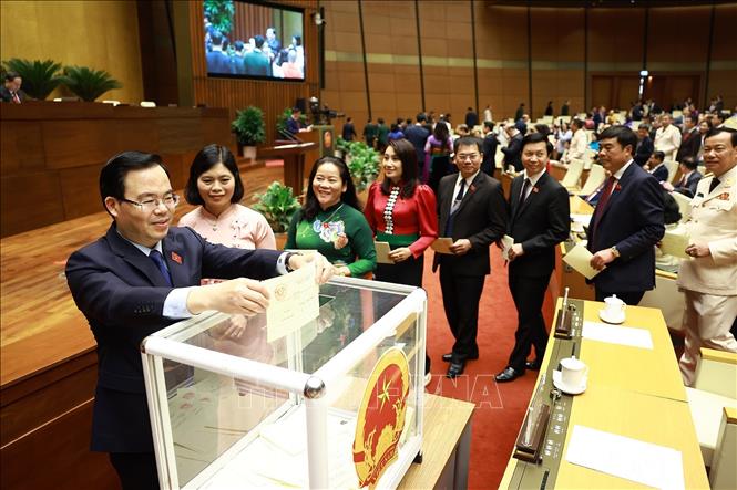 Đại biểu Quốc hội bỏ phiếu bầu Chủ tịch Quốc hội khoá XVI. Ảnh: Dương Giang-TTXVN 