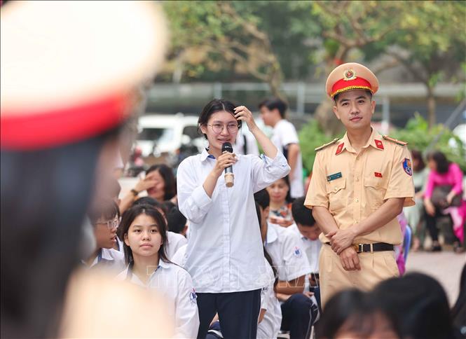 Những câu hỏi trắc nghiệm với nhiều phần quà thiết thực trong chương trình góp phần động viên, khích lệ tinh thần học tập và ý thức chấp hành pháp luật khi tham gia giao thông. Ảnh: Thanh Tùng - TTXVN 