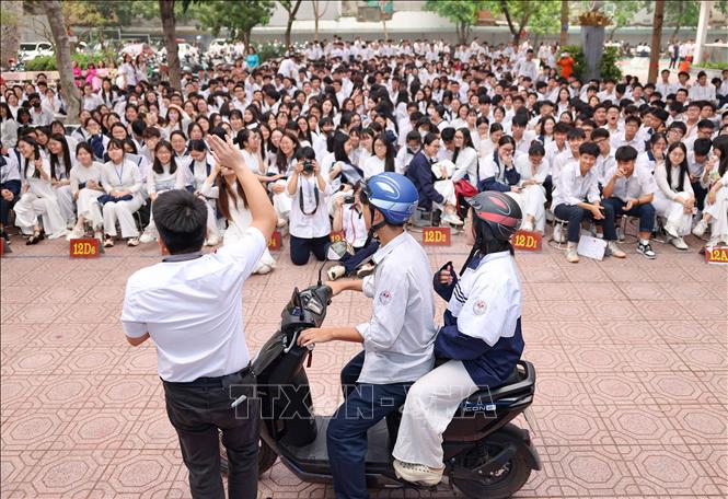 Hướng dẫn kỹ năng điều khiển phương tiện an toàn, xử lý tình huống khi tham gia giao thông, góp phần trang bị kiến thức, kỹ năng cần thiết đối với lứa tuổi học sinh. Ảnh: Thanh Tùng - TTXVN 