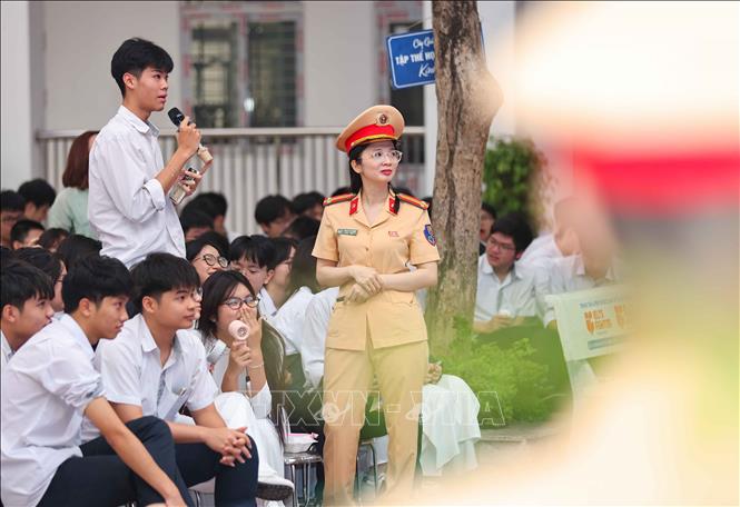 Những câu hỏi trắc nghiệm với nhiều phần quà thiết thực trong chương trình góp phần động viên, khích lệ tinh thần học tập và ý thức chấp hành pháp luật khi tham gia giao thông. Ảnh: Thanh Tùng - TTXVN 