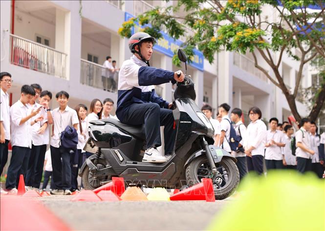 Học sinh được trực tiếp tham gia thực hành tay lái, điều khiển xe an toàn. Ảnh: Thanh Tùng - TTXVN 