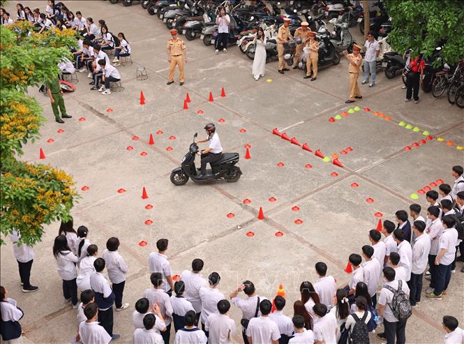 Hoạt động không chỉ nhằm nâng cao ý thức chấp hành pháp luật về giao thông đối với học sinh mà còn góp phần tăng cường sự phối hợp giữa lực lượng chức năng và nhà trường trong công tác giáo dục, bảo đảm an toàn giao thông ngay từ cơ sở, hướng tới xây dựng văn hóa giao thông an toàn, văn minh trong học đường. Ảnh: Thanh Tùng - TTXVN