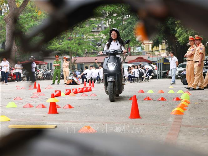 Học sinh được trực tiếp tham gia thực hành tay lái, điều khiển xe an toàn. Ảnh: Thanh Tùng - TTXVN 
