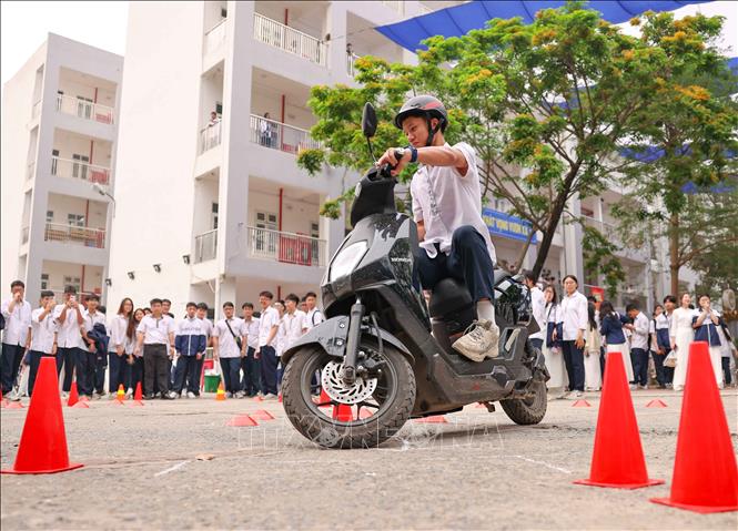 Học sinh được trực tiếp tham gia thực hành tay lái, điều khiển xe an toàn. Ảnh: Thanh Tùng - TTXVN 
