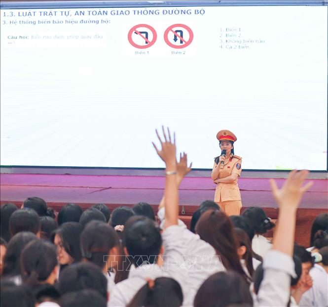 Những câu hỏi trắc nghiệm với nhiều phần quà thiết thực trong chương trình góp phần động viên, khích lệ tinh thần học tập và ý thức chấp hành pháp luật khi tham gia giao thông. Ảnh: Thanh Tùng - TTXVN 