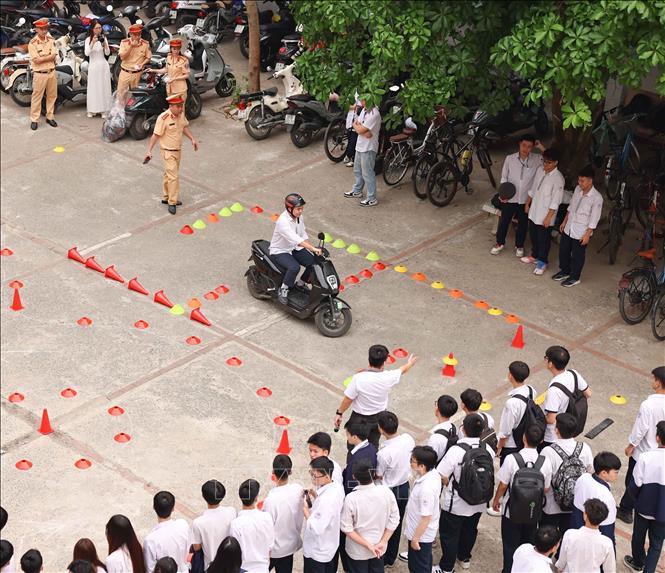 Hoạt động không chỉ nhằm nâng cao ý thức chấp hành pháp luật về giao thông đối với học sinh mà còn góp phần tăng cường sự phối hợp giữa lực lượng chức năng và nhà trường trong công tác giáo dục, bảo đảm an toàn giao thông ngay từ cơ sở, hướng tới xây dựng văn hóa giao thông an toàn, văn minh trong học đường. Ảnh: Thanh Tùng - TTXVN