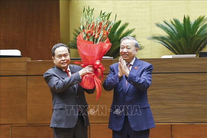 Tổng Bí thư Tô Lâm thay mặt Đại biểu Quốc hội khóa XVI tặng hoa chúc mừng Chủ tịch Quốc hội Trần Thanh Mẫn. Ảnh: Doãn Tấn - TTXVN