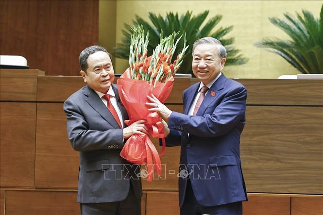 Tổng Bí thư Tô Lâm thay mặt Đại biểu Quốc hội khóa XVI tặng hoa chúc mừng Chủ tịch Quốc hội Trần Thanh Mẫn. Ảnh: Doãn Tấn - TTXVN