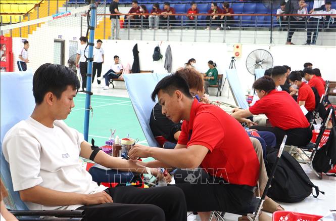 Các tình nguyện viên tham gia hiến máu. Ảnh: Lê Thúy Hằng – TTXVN. 
