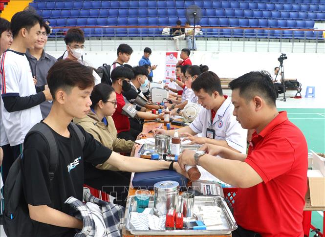 Xét nghiệm sàng lọc trước khi hiến máu cho các tình nguyện viên. Ảnh: Lê Thúy Hằng – TTXVN. 
